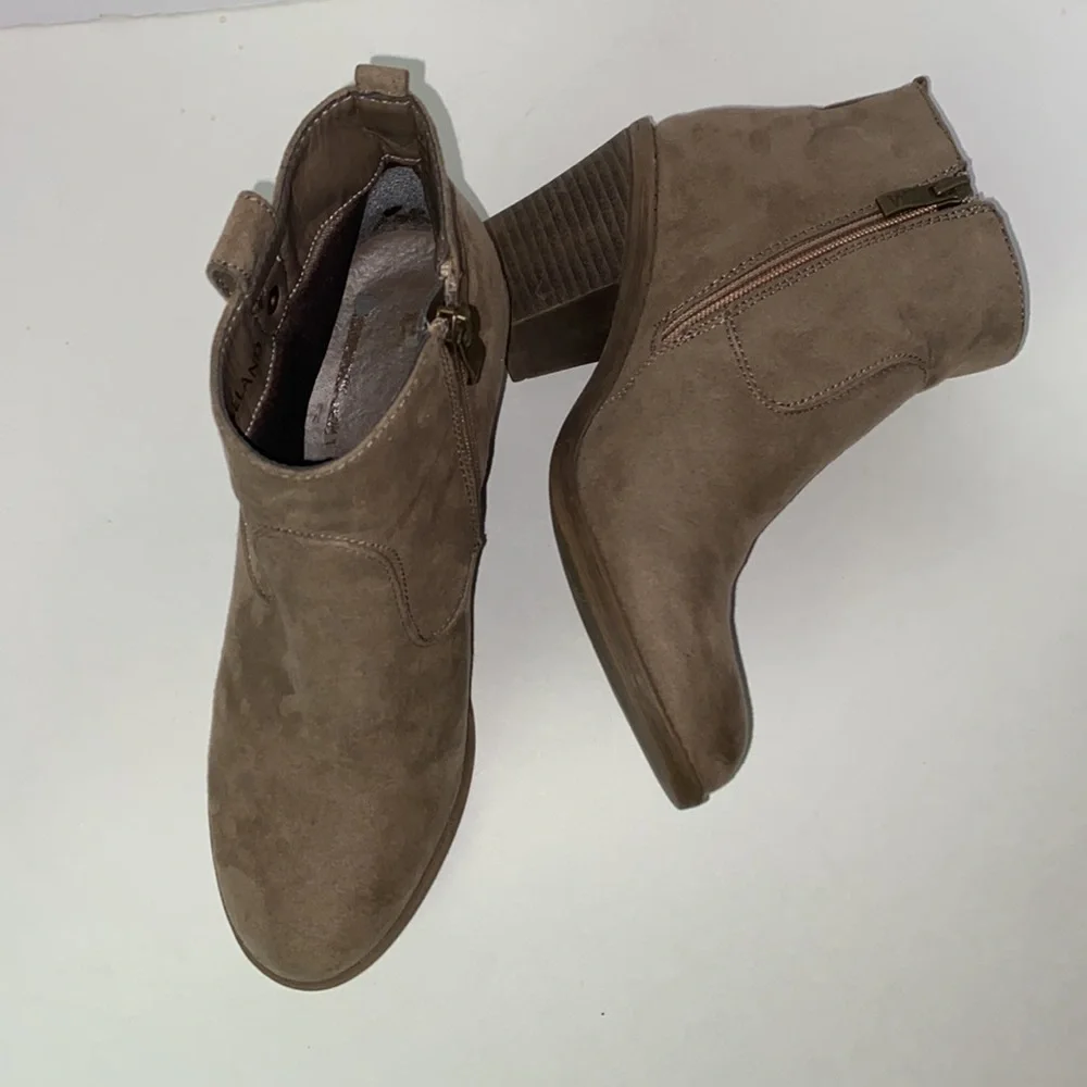 Chelsea Moreland Taupe Faux Suede Ankle Boot with inside Zipper Size 7 Medium